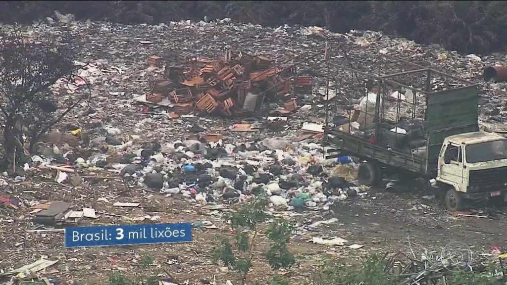 Nove anos após Lei de Resíduos Sólidos, coleta de lixo não melhora no Brasil