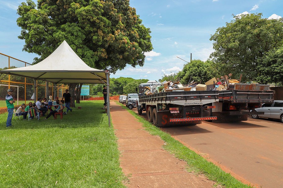 Ecoponto Itinerante coleta toneladas de inservíveis e recicláveis de quintais e terrenos sujos